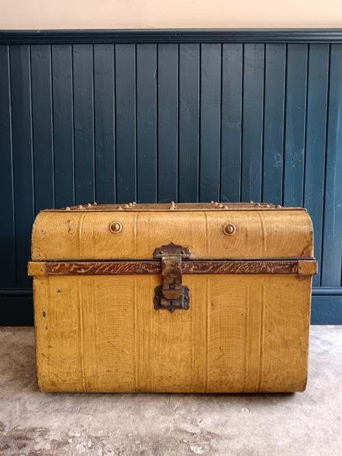LARGE ANTIQUE FAUXWOOD PAINTED METAL STEAMER TRUNK C1890 - ADDITIONAL PHOTO 10