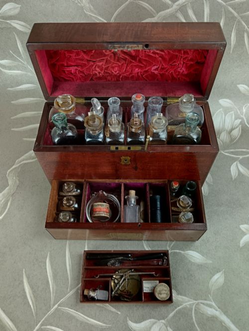 FINE GEORGIAN MAHOGANY CAMPAIGN TRAVELLING APOTHECARY CHEST - ADDITIONAL PHOTO 1