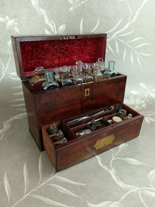 FINE GEORGIAN MAHOGANY CAMPAIGN TRAVELLING APOTHECARY CHEST - ADDITIONAL PHOTO 3