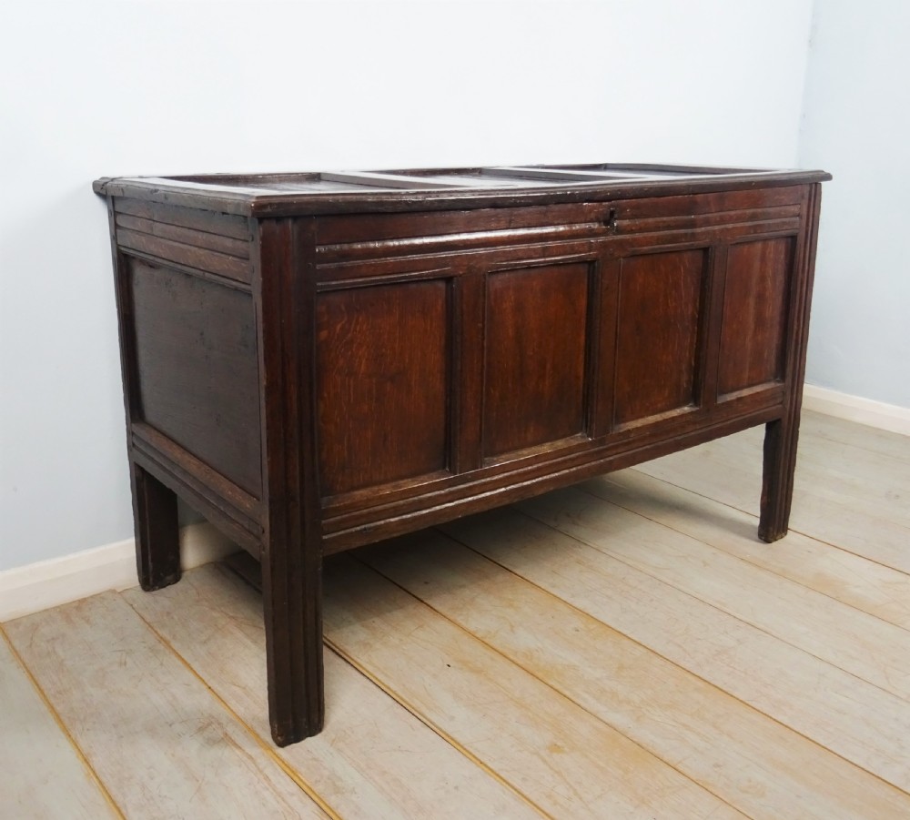 EARLY 18TH CENTURY OAK PANELLED COFFER View III