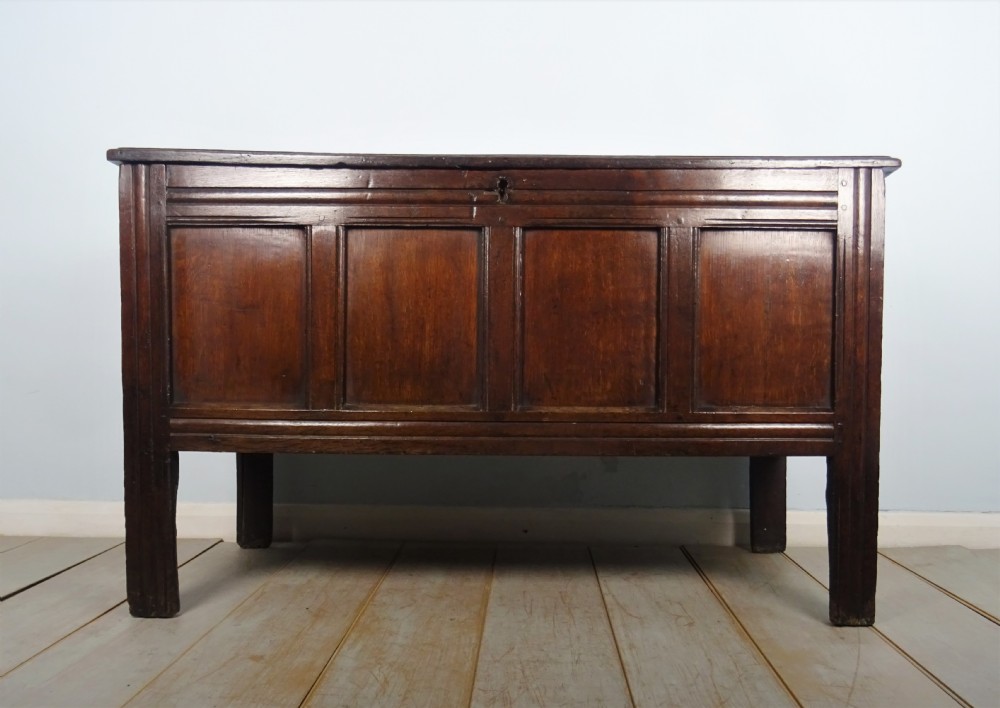 EARLY 18TH CENTURY OAK PANELLED COFFER View XII