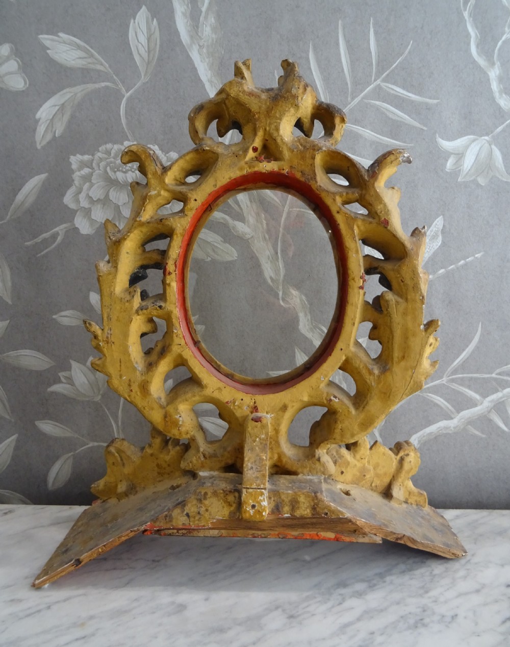 A pair of antique Italian Baroque carved giltwood oval frames with intricate acanthus leaf ornamentation and integrated standing bases. View III