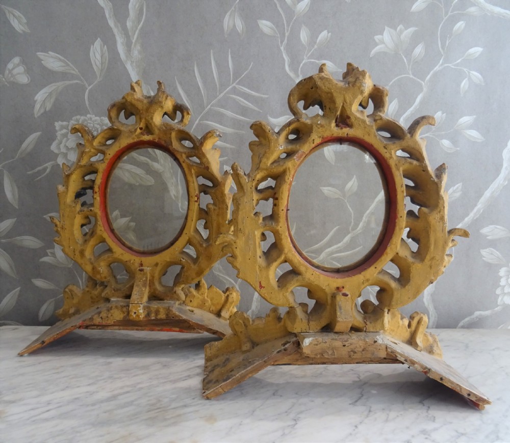A pair of antique Italian Baroque carved giltwood oval frames with intricate acanthus leaf ornamentation and integrated standing bases. View VIII