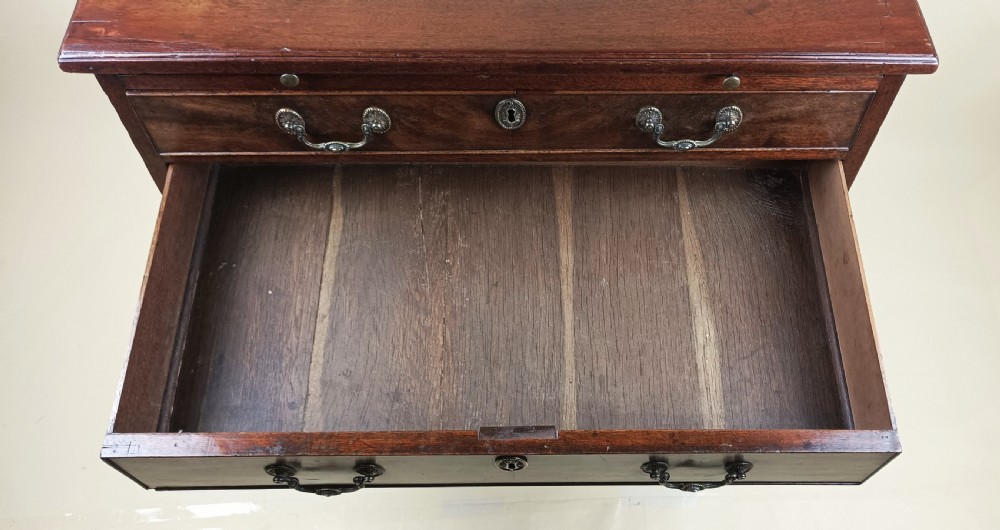 Georgian c1750 Small Proportioned Bachelors Chest of Drawers View VII