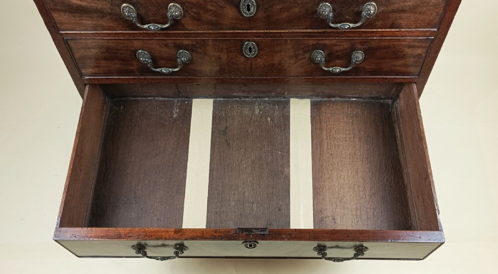 Georgian c1750 Small Proportioned Bachelors Chest of Drawers View IX