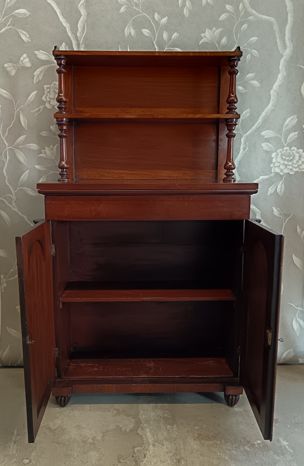 A Regency mahogany chiffonier featuring a two-tier open shelf superstructure above a two-door lower cabinet with arched panel doors and turned columns. View VII