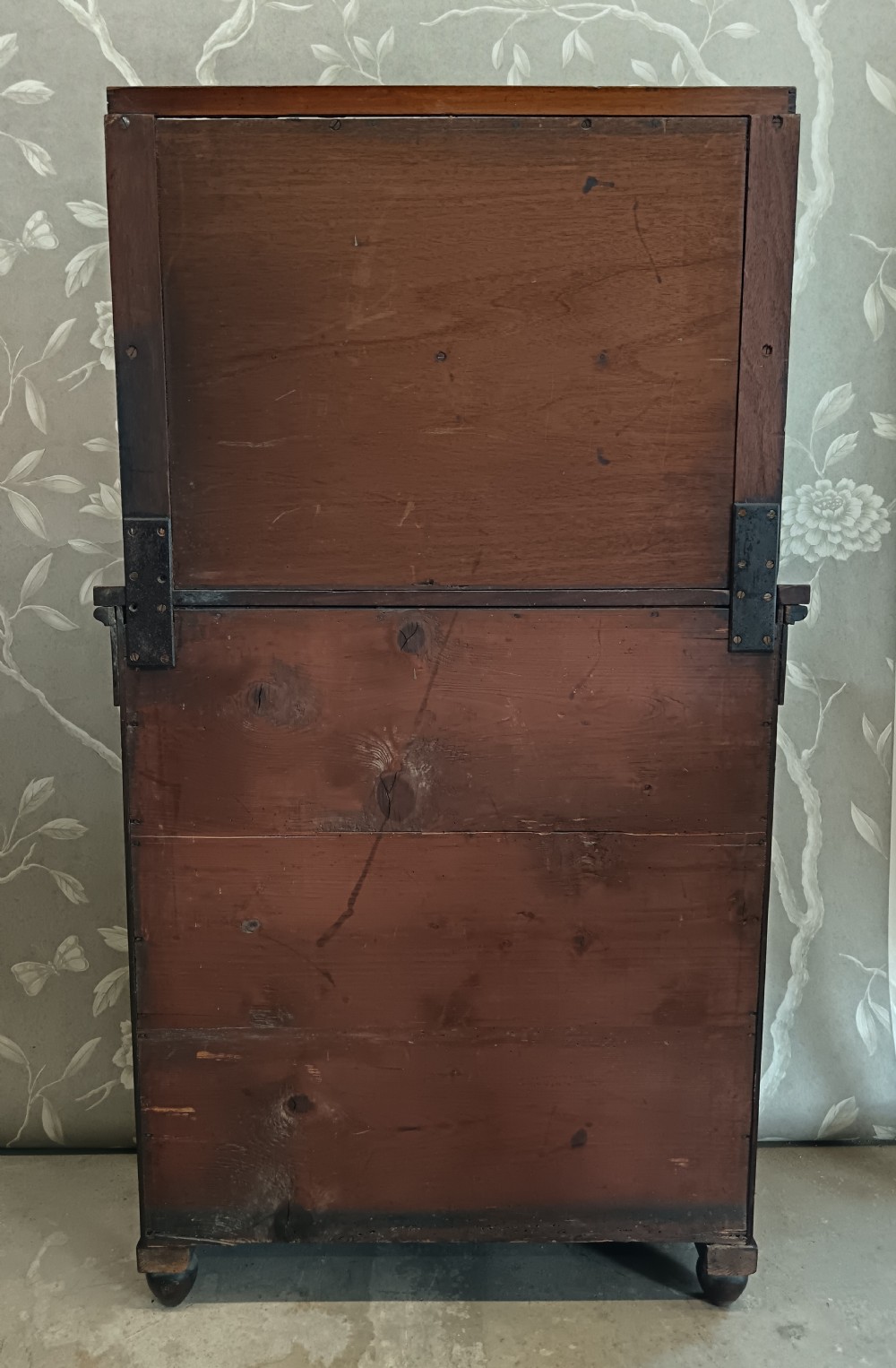 A Regency mahogany chiffonier featuring a two-tier open shelf superstructure above a two-door lower cabinet with arched panel doors and turned columns. View XII