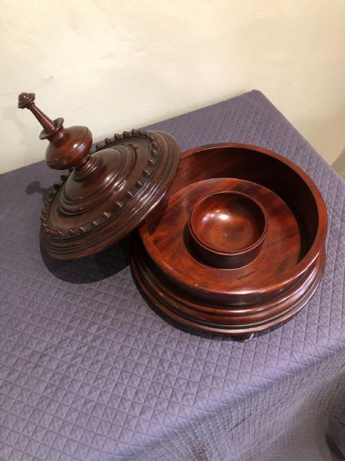 A TURNED CIRCULAR MAHOGANY BOX - ADDITIONAL PHOTO 1