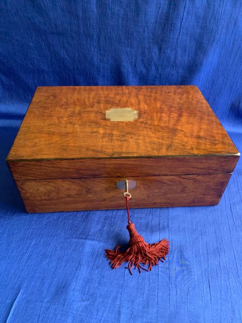 victorian walnut box - CATEGORY: ANTIQUE BOXES - DATED VICTORIAN