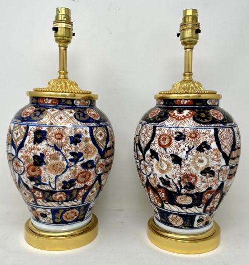 ANTIQUE PAIR JAPANESE CHINESE IMARI PORCELAIN ORMOLU TABLE LAMPS BLUE RED GILT