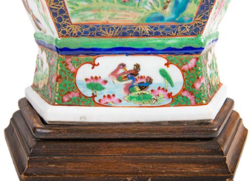 PAIR OF 19TH CENTURY CHINESE CANTONESE ROSE MEDALLION VASES - ADDITIONAL PHOTO 6