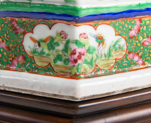 PAIR OF 19TH CENTURY CHINESE CANTONESE ROSE MEDALLION VASES - ADDITIONAL PHOTO 9