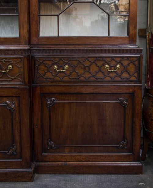 LARGE MAHOGANY CHIPPENDALE PERIOD BREAKFRONT BOOKCASE - ADDITIONAL PHOTO 1