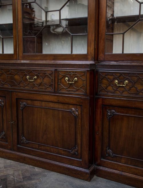 LARGE MAHOGANY CHIPPENDALE PERIOD BREAKFRONT BOOKCASE - ADDITIONAL PHOTO 2