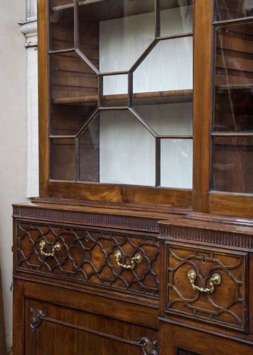 LARGE MAHOGANY CHIPPENDALE PERIOD BREAKFRONT BOOKCASE - ADDITIONAL PHOTO 4