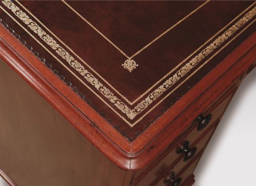 SMALL GEORGE III MAHOGANY PEDESTAL DESK - ADDITIONAL PHOTO 3