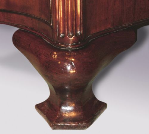 MID18TH CENTURY MAHOGANY SERPENTINE KNEEHOLE CHEST - ADDITIONAL PHOTO 3