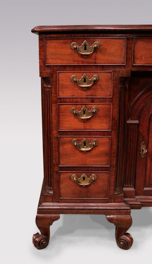 ANTIQUE GEORGE II PERIOD MAHOGANY KNEEHOLE DESK - ADDITIONAL PHOTO 2