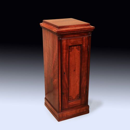 ANTIQUE PAIR OF GEORGE III PERIOD MAHOGANY PEDESTAL CUPBOARDS - ADDITIONAL PHOTO 2
