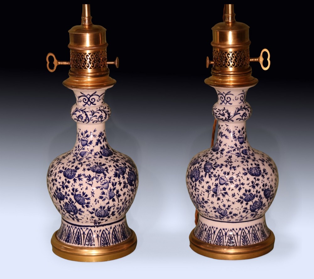 A pair of mid 19th century Chinese blue and white porcelain oil lamps with brass mounts and cream fabric shades. View III