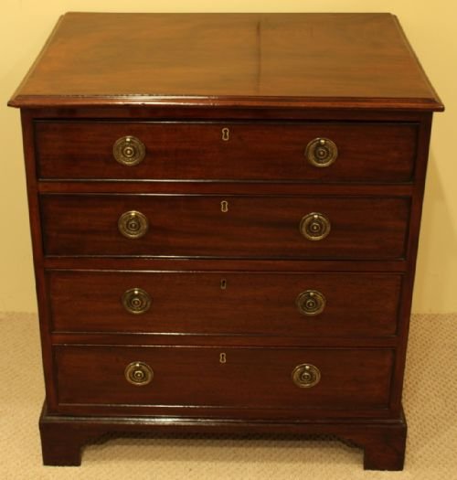 Georgian Chest of Drawers of Small Proportions