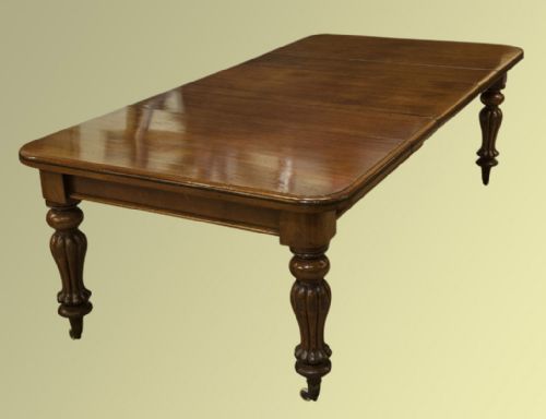 Victorian Mahogany Extending Dining Table with Three Loose Leaves