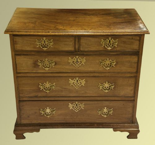 George III Mahogany Chest of Drawers of Small Proportions Standing on Ogee Bracket Feet