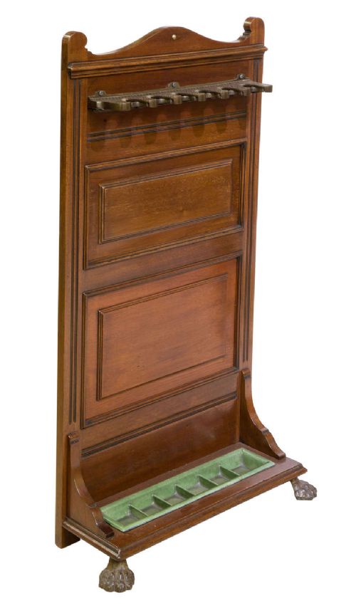 A MAHOGANY MECHANICAL SNOOKER CUE STICK STAND
