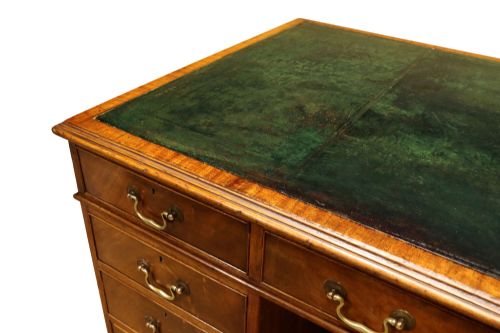GOOD QUALITY LARGE MAHOGANY PEDESTAL DESK WITH GREEN LEATHER TOP CIRCA 1920 - ADDITIONAL PHOTO 5