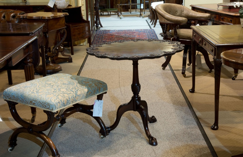 Late 19thc mahogany pie crust tilt top table View VI