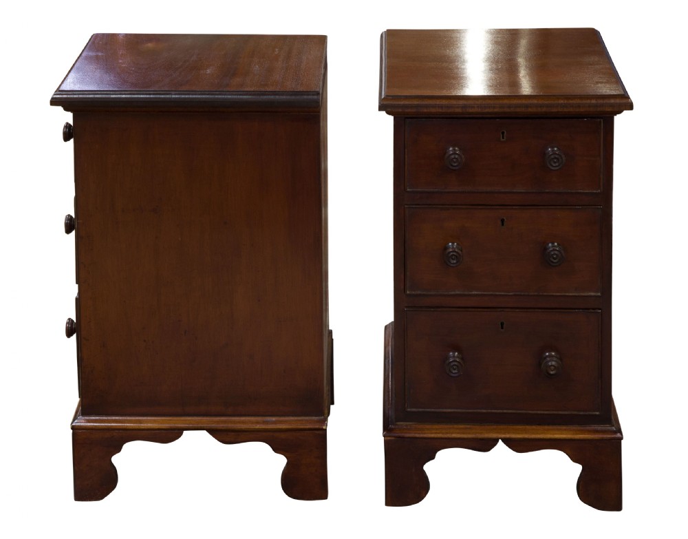 Late 19thc/Early 20thc Mahogany bedside tables View IV