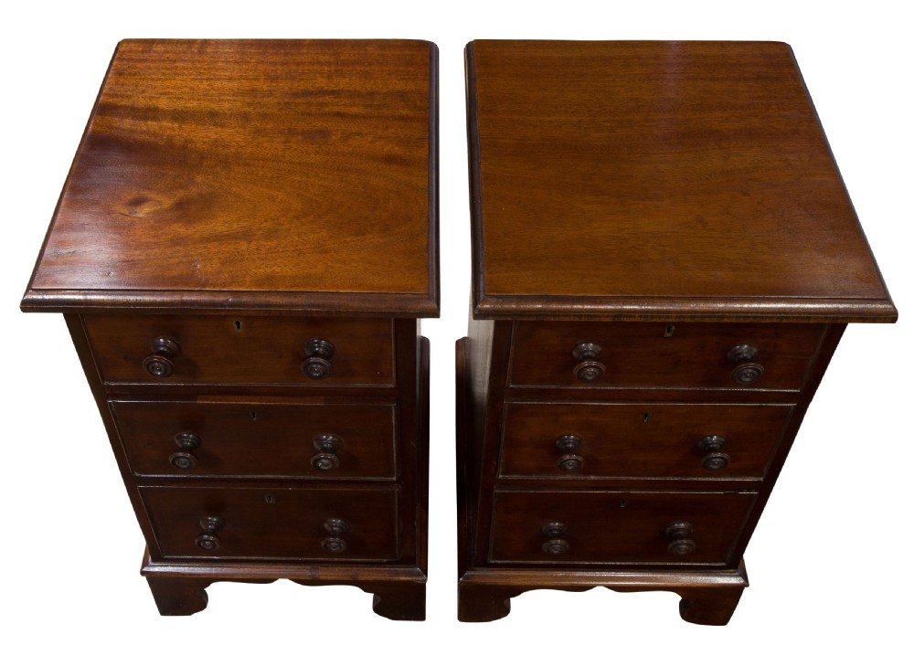Late 19thc/Early 20thc Mahogany bedside tables View V