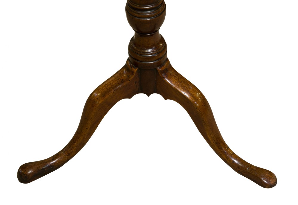 A small Geo III lamp table View IV