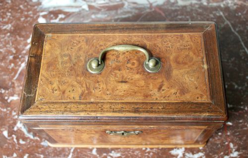 18TH CENTURY BURR ELM AND WALNUT TEA CADDY - ADDITIONAL PHOTO 4