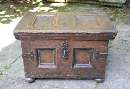 SMALL 17TH CENTURY CONTINENTAL OAK COFFER - ADDITIONAL PHOTO 2
