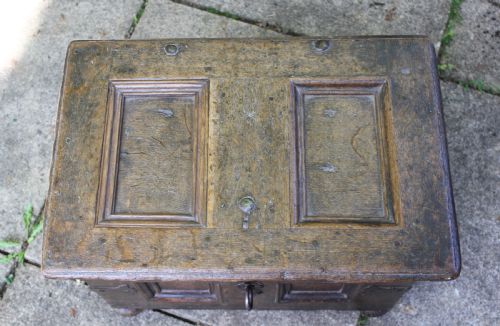 SMALL 17TH CENTURY CONTINENTAL OAK COFFER - ADDITIONAL PHOTO 3