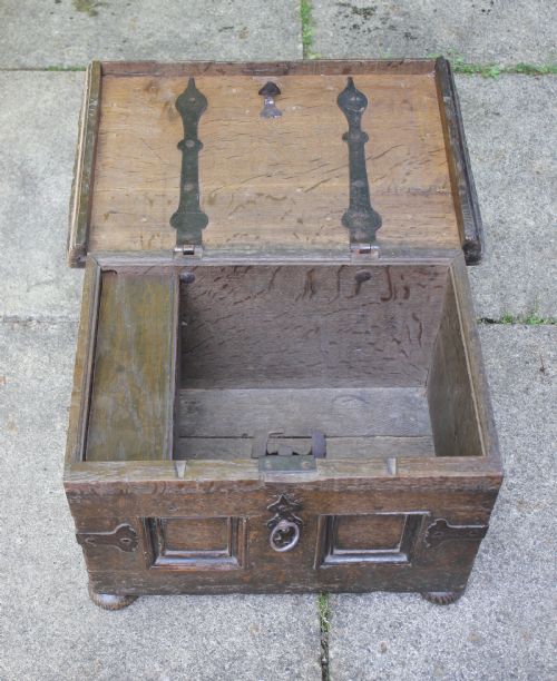 SMALL 17TH CENTURY CONTINENTAL OAK COFFER - ADDITIONAL PHOTO 5