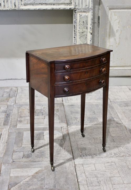 georgian mahogany lamp table with flap - CATEGORY: ANTIQUE TABLES - DATED GEORGIAN