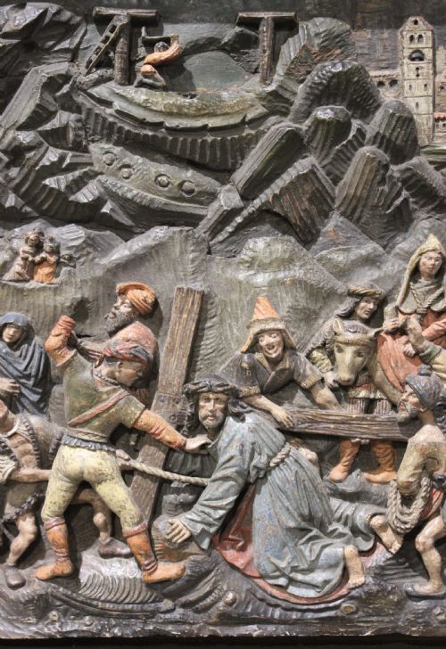 EARLY 16TH CENTURY CARVED WOOD PANEL DEPICTING THE PROCESSION TO CALVARY - ADDITIONAL PHOTO 2