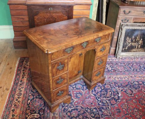 EARLY 18TH CENTURY ENGLISH WALNUT KNEEHOLE DESK - ADDITIONAL PHOTO 1