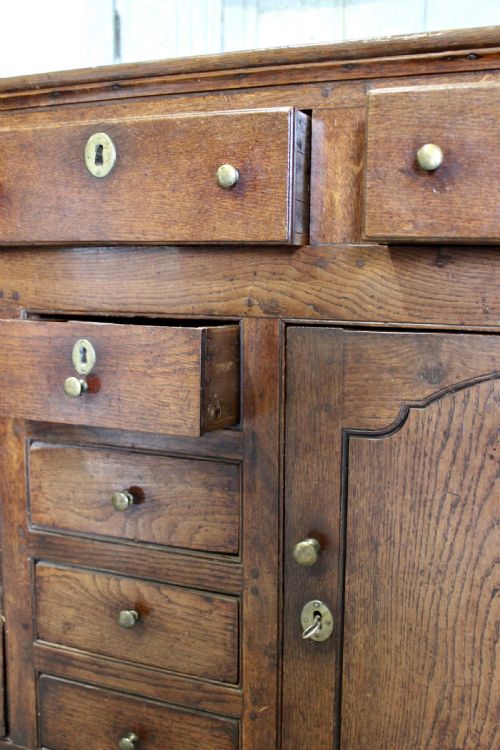 18TH CENTURY OAK DRESSER - ADDITIONAL PHOTO 5