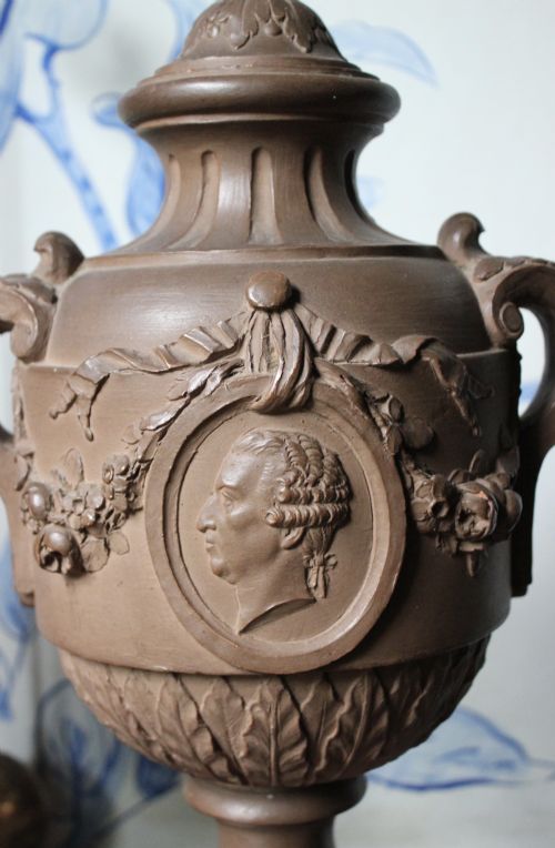 PAIR OF FRENCH TERRACOTTA PORTRAIT URNS - ADDITIONAL PHOTO 7
