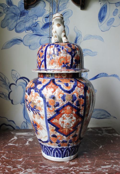 19TH CENTURY IMARI VASE - ADDITIONAL PHOTO 1
