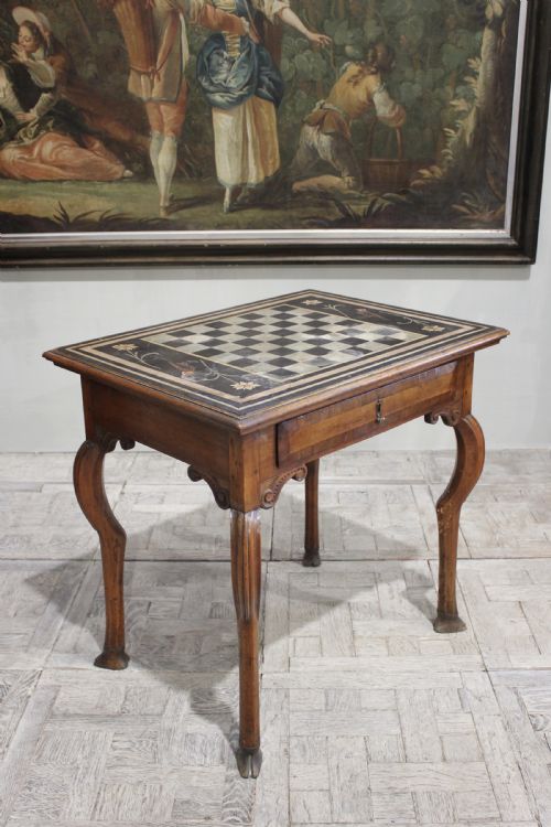 charming 18th century italian walnut games table - CATEGORY: ANTIQUE TABLES - DATED 18TH CENTURY
