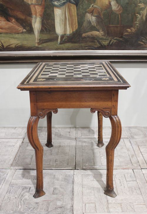 CHARMING 18TH CENTURY ITALIAN WALNUT GAMES TABLE - ADDITIONAL PHOTO 2