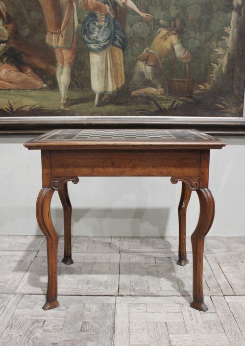 CHARMING 18TH CENTURY ITALIAN WALNUT GAMES TABLE - ADDITIONAL PHOTO 3