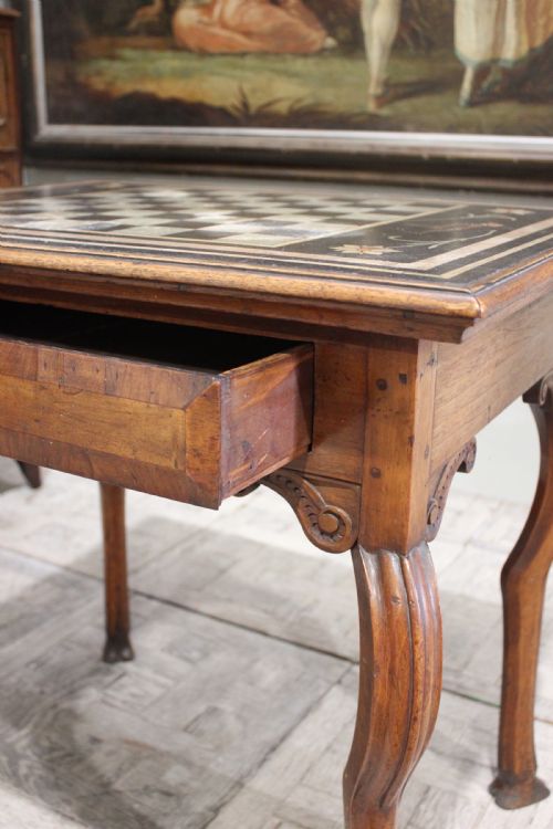 CHARMING 18TH CENTURY ITALIAN WALNUT GAMES TABLE - ADDITIONAL PHOTO 5