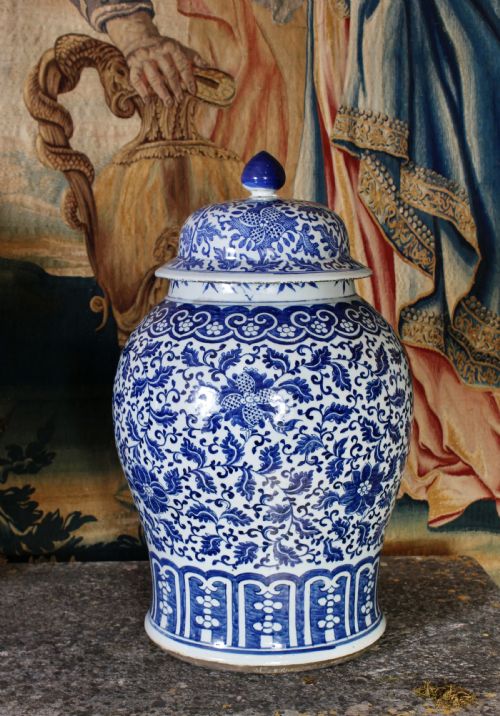 MATCHED PAIR OF LARGE EARLY 19TH CENTURY CHINESE VASES - ADDITIONAL PHOTO 3