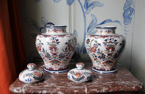 PAIR OF 19TH CENTURY TIN GLAZED VASES - ADDITIONAL PHOTO 1