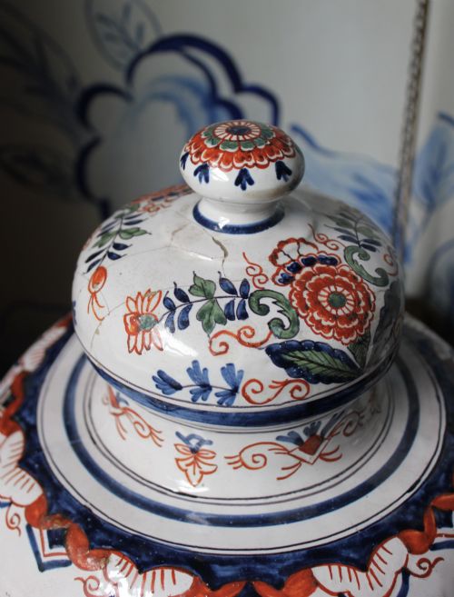 PAIR OF 19TH CENTURY TIN GLAZED VASES - ADDITIONAL PHOTO 2